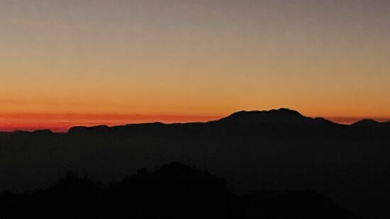 Die Sonne geht pünktlich auf, aber das ist kein Sonnenaufgang, der uns von den Füßen reißt. Wir finden die Vulkane im Nebel viel spannender.