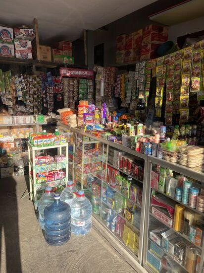 Ein kleiner Laden, der eigentlich fast alles hat, aber leider keinen Kaffee. 