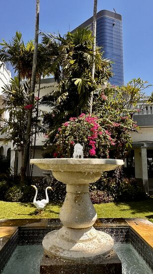 Bei den „Indojunkies“ habe ich gegoogelt, was es an Sehenswürdigkeiten in Surabaya gibt. Da wird u.a. das  historische „Hotel Majapahit“ von 1910 genannt