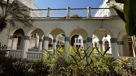 Das haben wir uns auch gebucht—ohne Frühstück, da wir ja am nächsten Tag um 
11 Uhr einen Flug nach Jakarta gebucht haben.