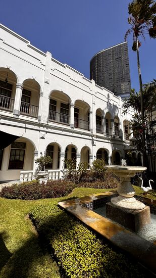 Dort unten haben wir ein Zimmer mit Blick auf den schönen Garten