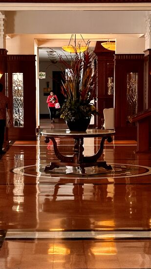 Die Lobby—hier stand einst ein Oldtimer, der aber durch die Schließung des Hotels während Corona von seinem Eigentümer abgeholt wurde. Er hat ihn in den Service gegeben und zurzeit fährt der Eigentümer immer mit dem Oldi.