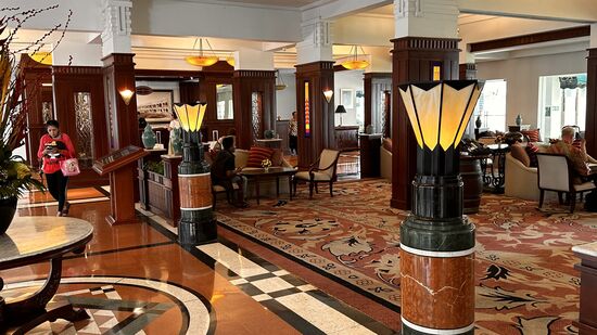 Gemütliches historisches Ambiente. Man fühlt sich zurück gesetzt in das vorherige Jahrhundert. Täglich findet hier Nachmittags der „High Tea“ statt und es wird wohl sehr auf die passende Etikette geachtet