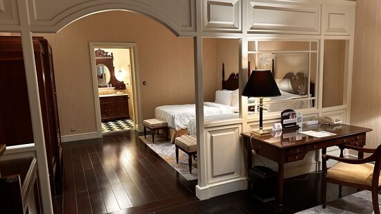 Wenn man hier das günstigste Zimmer für 80 Euro bucht, bekommt man so etwas…