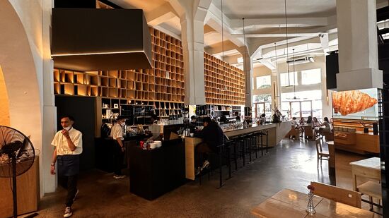 Auf Empfehlung des Hotels besuchen wir dieses Restaurant mit indonesischer Küche…“Locaahands“ heißt es und ist nur wenige Meter von unserem Hotel entfernt