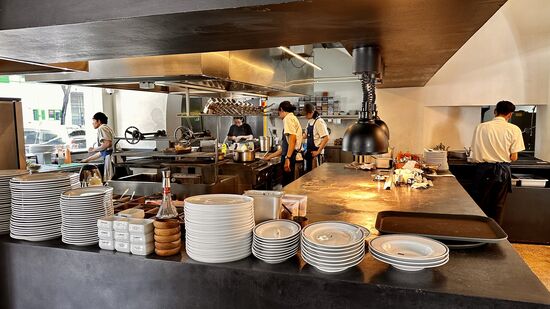 Die Küche ist offen, aber da nicht viel los ist, können wir nicht beim Kochen zusehen