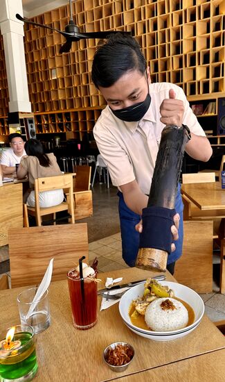 Ich bestelle mir Fisch auf balinesische Art, der im Bambusrohr gegart und serviert wird