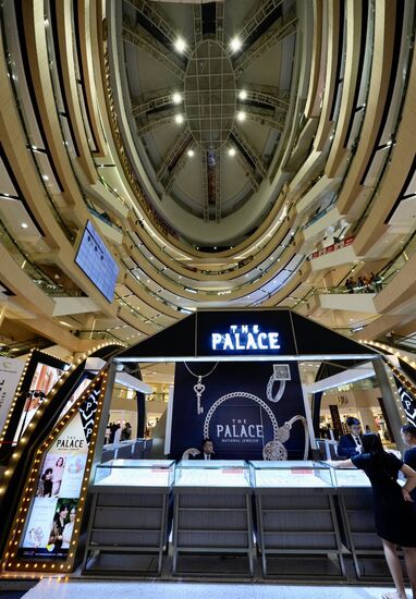 Mit vielen edlen Designer-Läden, Parfümerien, Juwelieren….