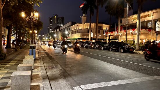 Es herrscht Feierabendverkehr und die Straßen sind voll. Es ist eine Herausforderung, die Straße zu überqueren. Den Zebrastreifen ignorieren alle Verkehrsteilnehmer. Also heißt es: Arm ausstrecken und mutig loslaufen. Meistens klappt es 