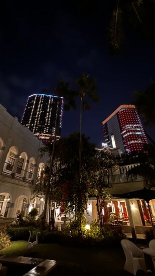 Alt und Neu treffen hier aufeinander. Die Tower im Hintergrund sind Teil der Grand City Mall