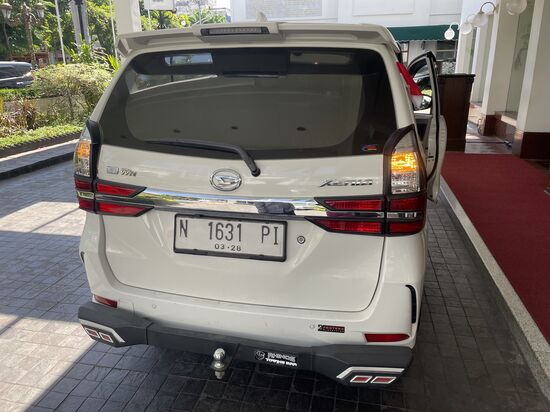 Hier fahren viele „Daihatsu Xenia“ er bringt uns auch nach Surabaya—
Ich finde es so witzig, weil meine Tochter auch Xenia heißt