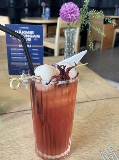 Lokaler Eistee: Hibiscus mit Lychee