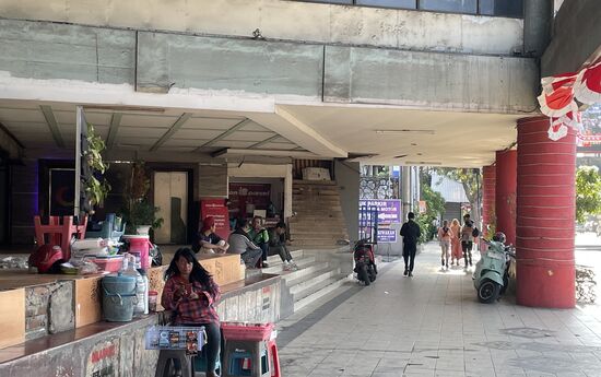 Da hinten ist ein Reisebüro von „Lion Air“….