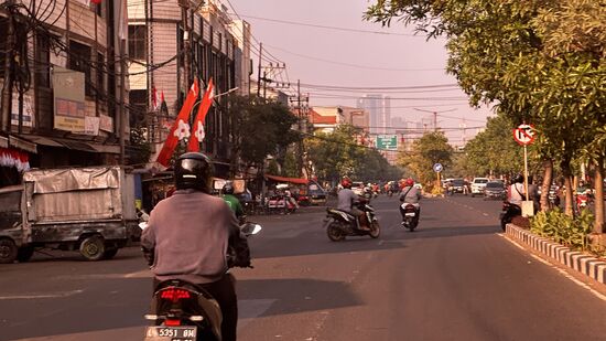 Wir kämpfen uns durch den Verkehr—die Fahrt dauert ca 45 Minuten für die 14km—kostet 120 IDR—dazu kommen noch evtl Autobahn- und Airport Gebühren