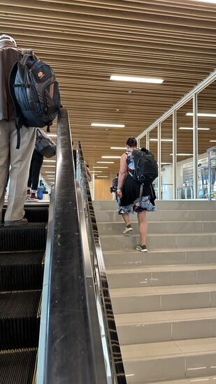 Zu Fuß oder Rolltreppe?? 
Wir haben noch fast 2 Stunden und gehen für die Zeit in die Lounge—das kostet hier 9 Euro p.P. Und dafür kann man schön sitzen und hat auch ein nettes indonesisches Buffet—das passt uns grad gut, da wir ja kein Frühstück hatten