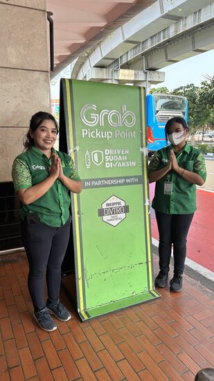 Airport Jakarta: hier gibt es inzwischen einen „Grab Point“ mit kostenlosen Wifi können wir uns mit Hilfe von diesen netten Assistentinnen einen Wagen bestellen.
Kostet: 120.000 IDR im Vergleich dazu Bluebird-Taxi: 240.000