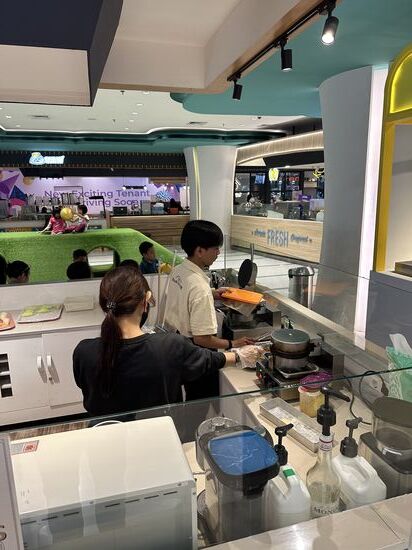 Das Hotel hat direkten Zugang zu einer großen Mall-