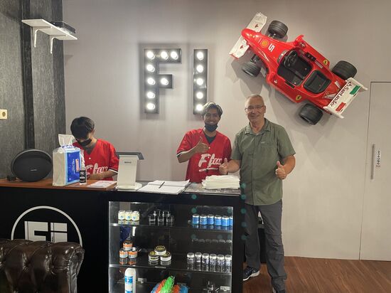 Okay—wenn keine Massage—dann gibts für Thomas einen Frisörbesuch.
Die Überraschung als er bezahlen will: „No pay it is a Promi-cut for you!!“
Dafür gibts dann wieder einige Fotos…