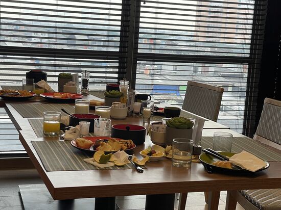 So verlässt eine Familie mit verwöhnten Kindern den Frühstückstisch….