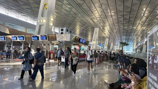 Wir dürfen unser Zimmer bis 14Uhr behalten, dann gehen wir noch etwas in die Mall und fahren anschließend mit „Grab“ zum Airport—diesmal kostet die Fahrt keine 50.000 IDR—ist immer unterschiedlich..