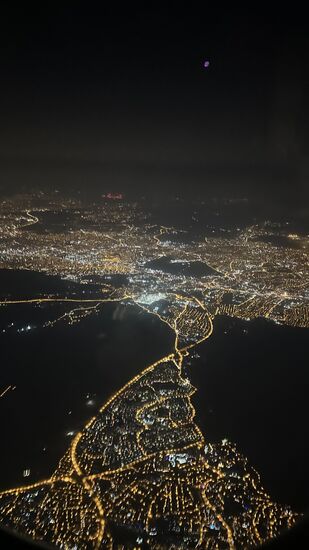 Hallo Istanbul!
Gut geschlafen im Flugzeug—jetzt kurzer Stop und am späten Sonntag-Vormittag sind wir daheim!