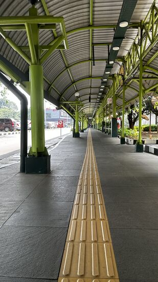 Fußweg vom Busterminal zum Bahnhof „Gambir“