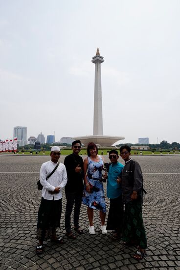 Kaum betreten wir den Park, da stürmen die ersten „Paparazzi“  auf
uns zu—eine Gruppe junger Männer, die ein Foto mit uns möchten—da wird sich Thomas künftig dran gewöhnen müssen 