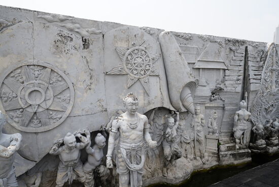 Wir besorgen uns die Eintrittskarten für das Museum und die erste Plattform.
Kostenpunkt : 20.000 IDR p.P. / ca 1,20 Euro
Der Besuch der obersten Plattform ist ausgebucht