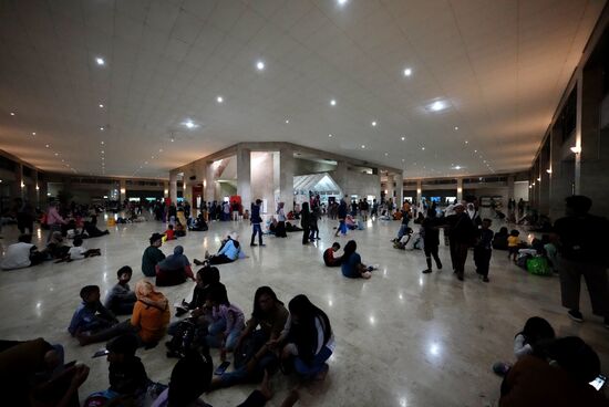 Im klimatisierten  Museum auf der untersten Ebene lümmeln sich Gruppen und Familien: sie essen, trinken und schlafen