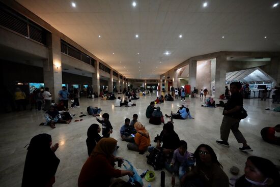 Alle lächeln und winken uns wie immer freundlich zu-
2 junge Studentinnen bitten auch um eine Foto-Session mit uns und erzählen dass sie hier am College studieren und Germany lieben…