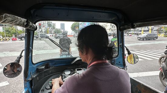 Erstmal freut er sich über das gute Geschäft