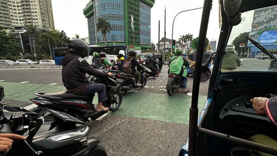 …durch den dichten Verkehr…