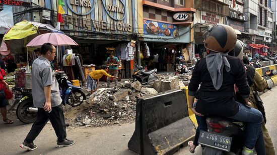 Überall auf den Straßen wird gebaut. Es wird an der Kanalisation gearbeitet.