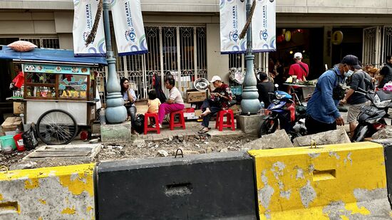 Auf der Baustelle wird gegessen und gearbeitet….