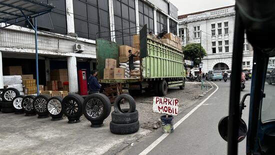 Überall wird ge- und abgeladen.