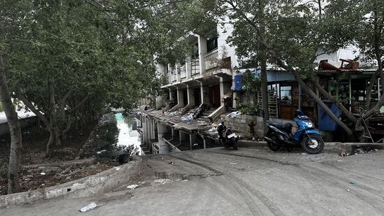 Nach fast einer Stunde sind wir an einem Hafen…unser Fahrer bekommt noch eine dicke Erschwerniszulage von uns,
Je näher wir zum Hafen kommen, desto mehr riecht es nach Kloake und überall liegt Müll.