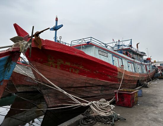 Überall hängt Wäsche auf den Booten
