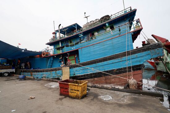 Als wir den Hafen verlassen wollen, treffen wir auf 2 TukTuk-Fahrer. Einer will uns zu dem richtigen alten Hafen bringen. Eigentlich ist es schon zu spät, aber sein Angebot ist verlockend und so nehmen wir es doch an