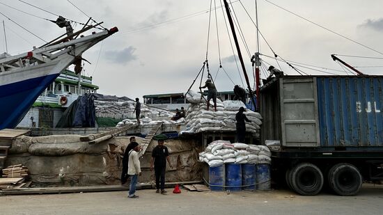 Da sind wir—das ist der alte Hafen—hier laufen auch Guide herum und bieten Wassertaxi-Touren an-einer zeigt uns stolz ein paar Rezensionen von deutschen Touris, die sie ihm in ein kleines Heftchen geschrieben haben