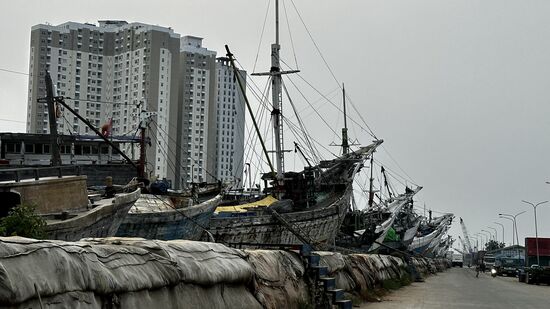 Aber es dämmert schon und der Rückweg ist weit—so schauen wir uns allein ein wenig um