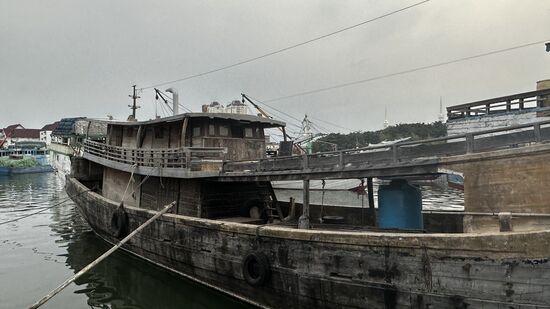 Man wundert sich, mit welchen Schiffen hier noch gefahren wird.