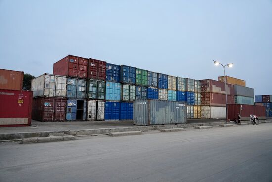 Im Hafen sind auch sehr viele Container gelagert.