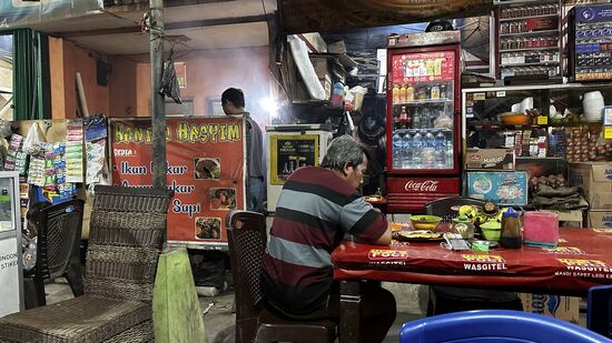 Wir gehen in ein kleines Restaurant, in dem auch die Fischer essen und  bestellen auch Fisch, den wir am Nachbartisch sehen.