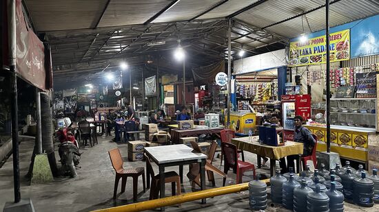 Wir verabschieden uns, gehen zur Hauptstraße und halten ein „Blue Bird“ -Taxi an
Der Rückweg ist weit-tatsächlich finden wir fast sofort eins und zahlen am Ende nur 150.000 IDR—noch 10.000 weniger als mit dem Bus!