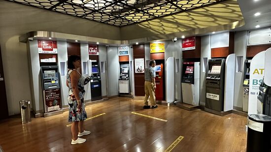 Wir wechseln noch Geld—der Kurs ist noch ganz ok—denn wir müssen morgen unsere Bootstour bei Nia bezahlen, ziehen auch noch etwas aus einen der vielen ATM—und kaufen eine überteuerte Simkarte—wäre in der Stadt wesentlich günstiger gewesen, aber wir wollen auf Borneo nicht offline sein…