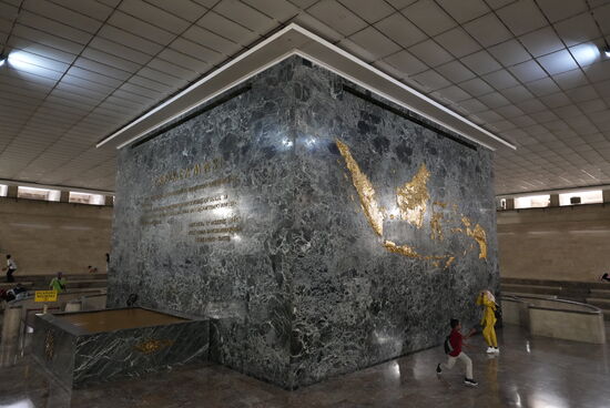 Auf der 2. Ebene der Museumshalle sind an der mächtigen Säule Gedenktafeln