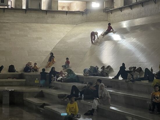 Die schrägen Seitenwände werden von den Kindern als Abenteuerrutschen genutzt