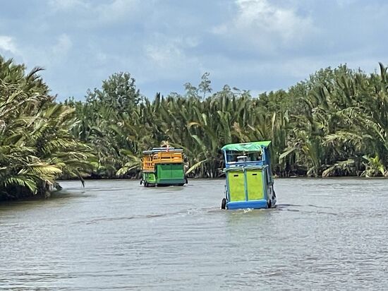 Vor uns tuckern weitere Boote.