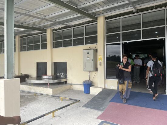 Links sieht man das kleine Gepäckband—das wird gleich mit unserem Gepäck befüllt