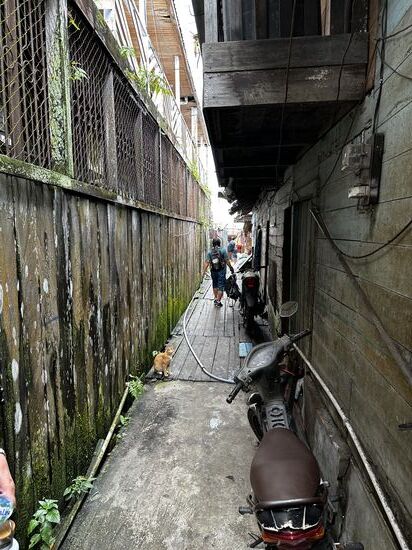 Durch diese Gasse geht es dann zum Boote—hier treffen wir auch unseren Guide „Abu“, der uns die 4 Tage begleitet